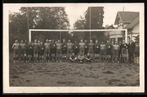 Foto-AK Fussballmannschaft bei einem Tor
