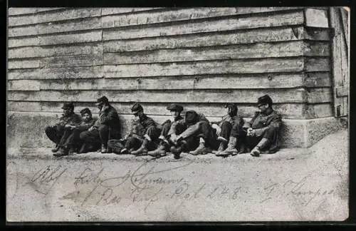 AK Kriegsgefangene französische Soldaten lehnen an einer Hauswand