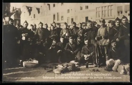 AK Antwerpen, belgische Kriegsgefangene, POWs werden von deutschen Soldaten gespeist