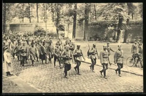 AK Lille, Französische Kriegsgefangene verlassen die Citadelle