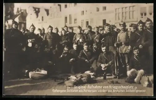 AK Gefangene Soldaten aus Antwerpen während der Speisung