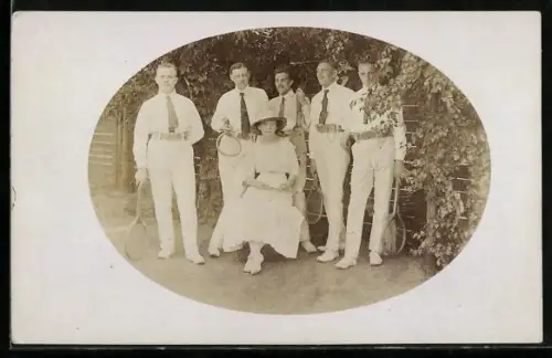 Foto-AK Angehörige der Tennisgesellschaft 1913