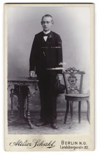 Fotografie Atelier Schahl, Berlin, Landsbergerstr. 82, Junger Mann im Anzug