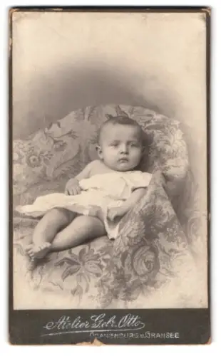 Fotografie Gebr. Ott, Oranienburg, Portrait eines kleinen Kindes