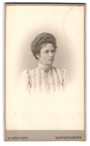 Fotografie W. Höffert, Hannover, Georgstrasse 8, Porträt einer Frau mit elegantem Hochsteckfrisur