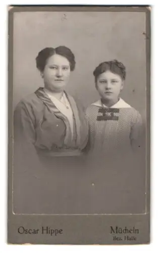 Fotografie Oscar Hippe, Mücheln, Zwei Frauen in traditioneller Kleidung