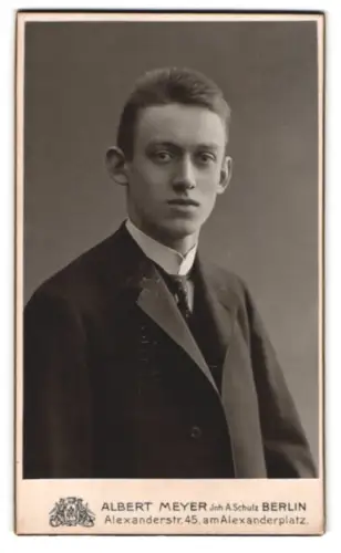 Fotografie Albert Meyer, Berlin, Alexanderstr. 45, Porträt eines jungen Mannes