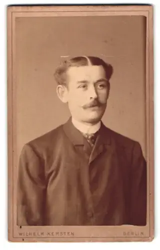 Fotografie Wilhelm Kersten, Berlin, Porträt eines Mannes mit Anzug