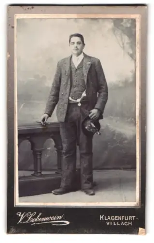 Fotografie V. Lobenwein, Klagenfurt, Völkermarkterstr. 1, Eleganter Herr in Anzug mit Hut
