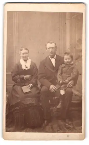 Fotografie unbekannter Fotograf und Ort, Familienporträt mit Kind