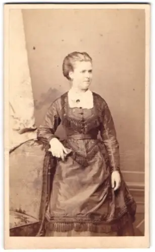 Fotografie H. Th. Hudemann, München, Sonnenstrasse 11, Porträt einer Dame