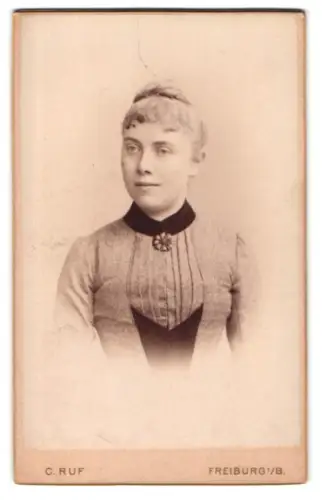 Fotografie C. Ruf, Freiburg i. B., Kaiserstr. 5, Porträt einer Dame
