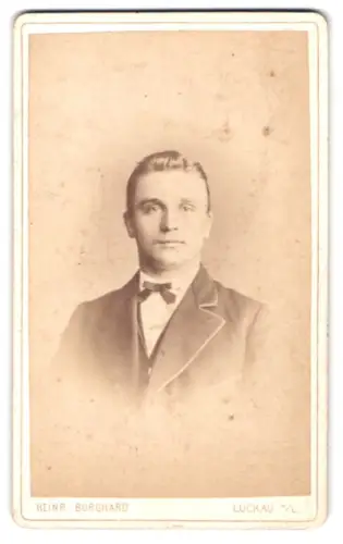 Fotografie Heinr. Burghard, Luckau, Porträt eines Herrn in Anzug