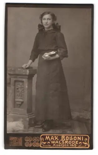 Fotografie Max Bolloni, Walsrode, Moorstrasse 145, Junge Frau mit Buch