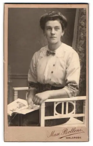 Fotografie Max Bolloni, Walsrode, Eckernwort, Porträt einer jungen Frau mit Buch