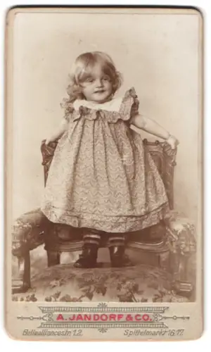 Fotografie A. Jandorf & Co., Berlin, Belle-Alliance-Str. 1&2, Kind posierend auf Stuhl