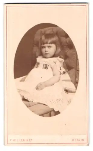 Fotografie F. Hiller & Co., Berlin, Mohrenstrasse 38, Porträt eines sitzenden Kindes