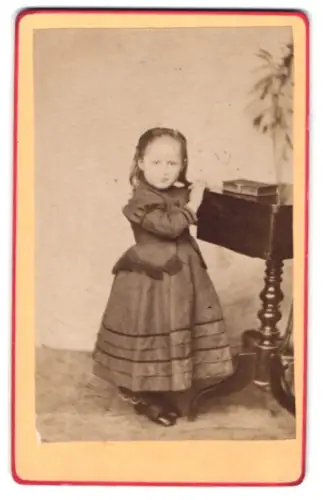 Fotografie W. Loesfin, Collnow, junges Mädchen in elegantem Kleid