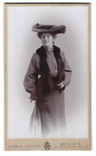 Fotografie Globus Atelier, Berlin, Leipziger Str. 132/137, Frau in eleganter Kleidung