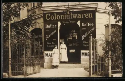Foto-AK Teltow, Colonialwaren-Geschäft von Reinhold Waese mit Angestellten