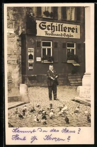 AK Stuttgart, Gasthof Schillerei von Ferdinand Schön mit taubenfütterndem Mann