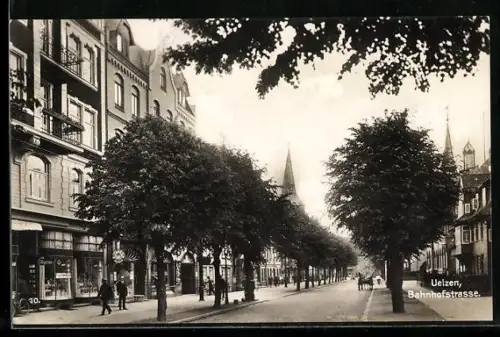 AK Uelzen, Partie in der Bahnhofstrasse mit Kirchturm