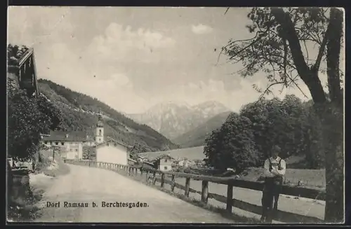 AK Ramsau b. Berchtesgaden, Dorfansicht mit Kirche und Bergen