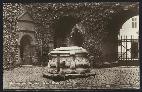 AK Mühlhausen i /Th., Rathaushof mit Brunnen von 1747