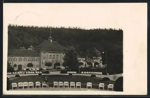 AK Pausa /Vogtland, Kurhaus mit Park und Reihen von Gartenstühlen