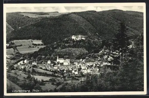 AK Leutenberg /Thür., Ortsansicht mit Kirche und Burg auf bewaldetem Hügel