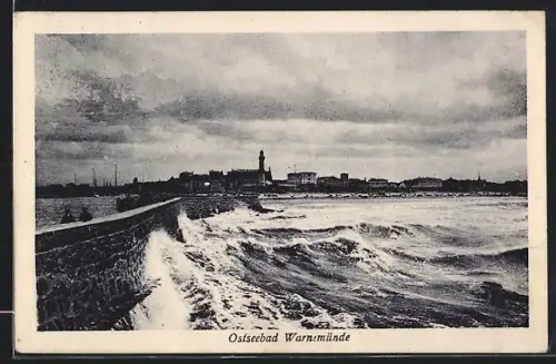 AK Warnemünde, Mole, Leuchtturm, Brandung