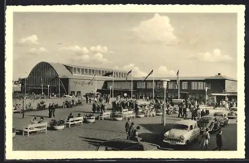 AK Oldenburg /Oldb., Weser-Ems-Hallen-Betriebe, Messehalle und Vorplatz mit Besuchern und Autos