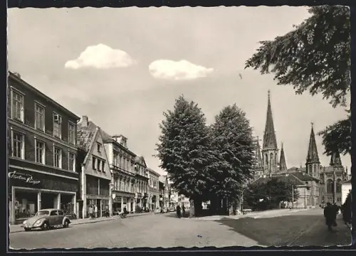 AK Oldenburg /Oldb., Schlossplatz, Strassenansicht mit Kirche im Hintergrund