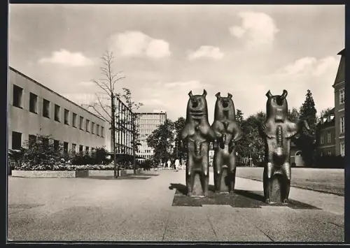 AK Oldenburg, Berliner Platz mit Hallenbad und drei Bärenskulpturen