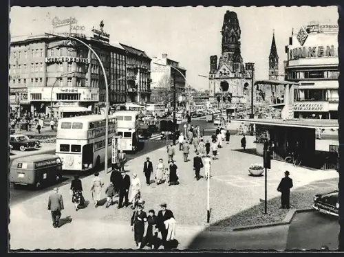 AK Berlin-Charlottenburg, Kurfürstendamm, Kaiser-Wilhelm-Gedächtniskirche, belebte Strasse