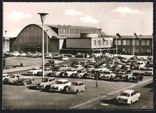 AK Oldenburg /i. O., Weser-Ems-Halle, Parkplatz mit zahlreichen Autos