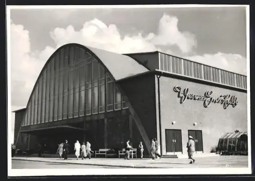 AK Oldenburg /Oldb., Passanten vor der Weser-Ems-Halle