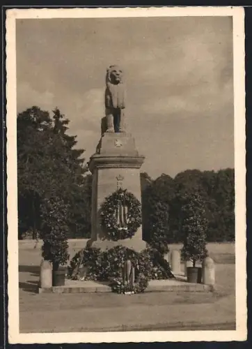 AK Oldenburg /i. O., Kriegerdenkmal mit Löwenfigur und Kränzen