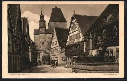 AK Rothenburg o. T., Rödergasse, Stadttor, Fachwerkhäuser, Brunnen
