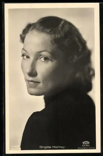 AK Schauspielerin Brigitte Horney über die Schulter schauend