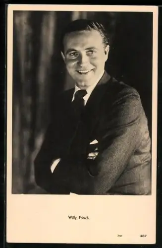 AK Schauspieler Willy Fritsch im Anzug in die Kamera lächelnd