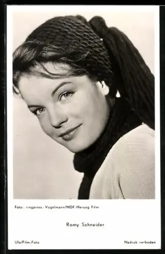 AK Schauspielerin Romy Schneider mit Mütze und Schal