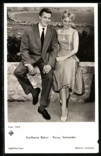 AK Schauspielerin Romy Schneider und Schauspieler Karlheinz Böhm auf einer Mauer sitzend