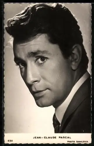 AK Schauspieler Jean-Claude Pascal ernst blickend