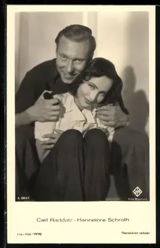 AK Schauspieler Carl Raddatz und Hannelore Schroth, sie lehnt sich in seinen Schoss