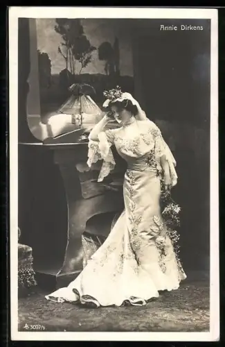 AK Schauspielerin Annie Dirkens im Kostüm