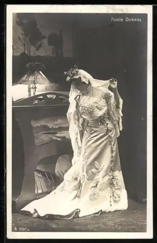 AK Schauspielerin Annie Dirkens im langen Kleid