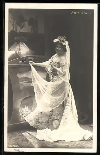 AK Schauspielerin Annie Dirkens im Kleid