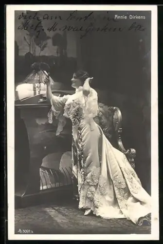 AK Schauspielerin Annie Dirkens im Kostüm an einen Kamin lehnend
