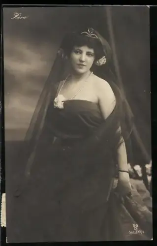 AK Schauspielerin Héro im Kostüm
